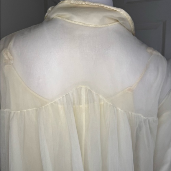 1960 Vintage Cream Chemise with Lace Detailing and Flowing Sleeves.  #148 - Picture 10 of 13